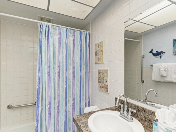 On Beach One Bedroom Condo with Communal Pool in Holmes Beach